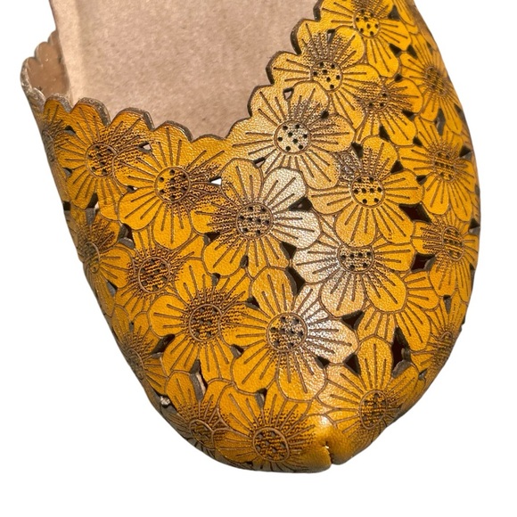 L’Artiste by Spring Step: Livia Mary Jane Flower Sandals - Picture 4 of 5